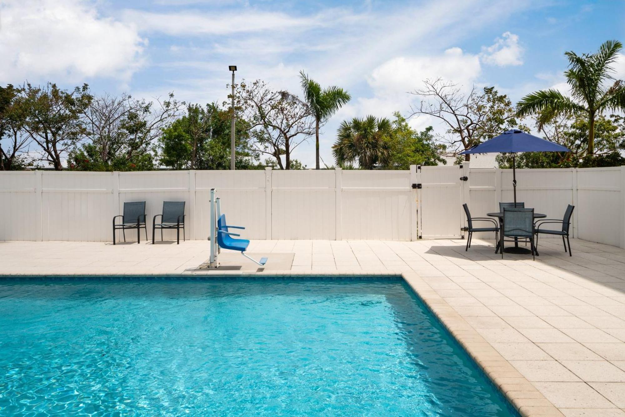 Holiday Inn Express & Suites Boynton Beach West By Ihg Exterior photo